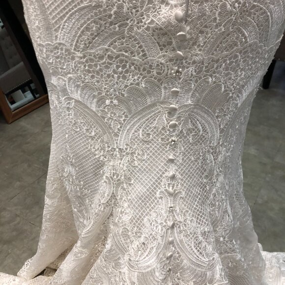 Mermaid Lace IVORY Wedding Dress, Plunging Vneck, Fitted Bum Sexy Fit & Flare - Picture 7 of 12